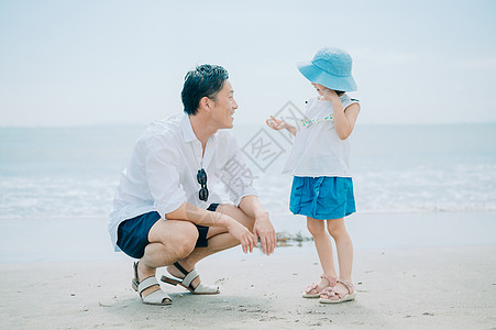 蓝色的水男子旅游享受海水浴的家庭图片