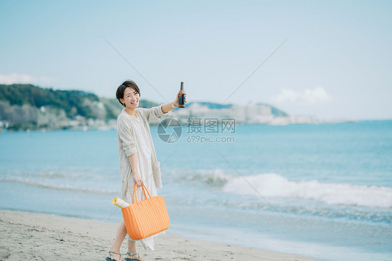 年轻美女海边旅行图片