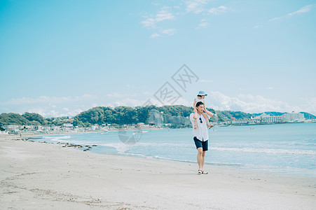 玩耍男海滩家庭享受海水浴图片