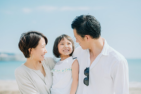 胸像休闲海岸家庭享受海水浴图片