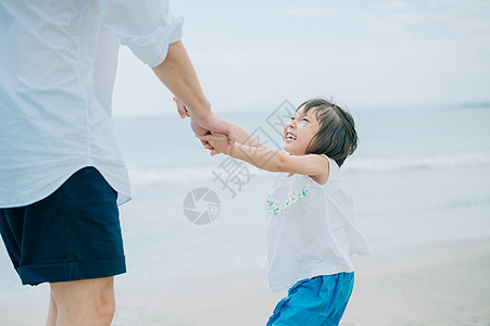 天夏天空白部分家庭享受海水浴图片