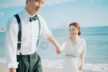 青年男女晚礼服海边婚礼肖像图片