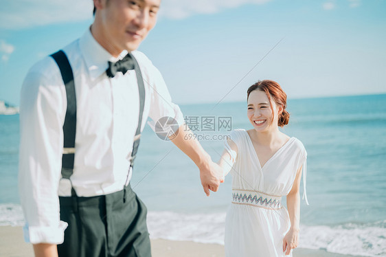 青年男女晚礼服海边婚礼肖像图片