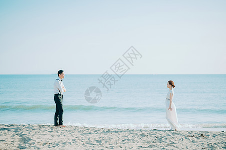 新郎蓝色的水新娘海边婚礼肖像图片