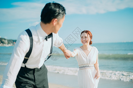 享受乐趣愉快海边婚礼肖像图片