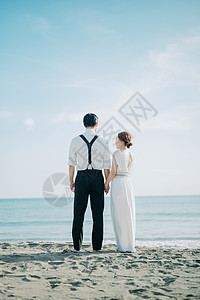 海边拍新婚照的一对新人背景