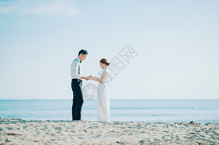 海边拍新婚照的一对新人图片