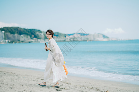 女生在海边放松自己图片
