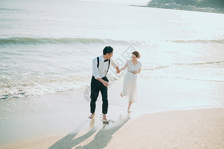 海边拍新婚照的一对新人图片