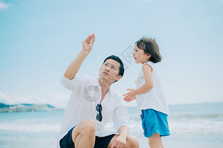 一家人在海边度假图片