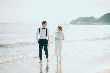 海边拍新婚照的一对新人图片