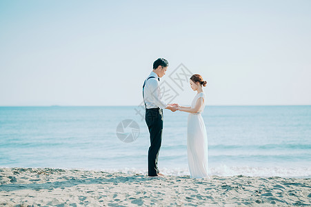 海边拍新婚照的一对新人图片