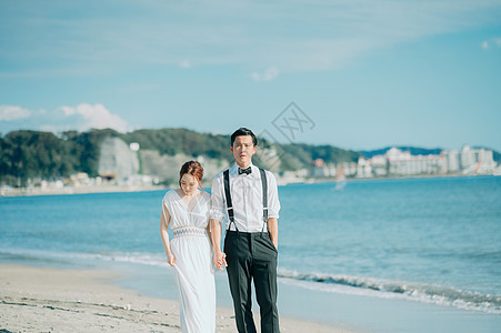 海边拍新婚照的一对新人背景