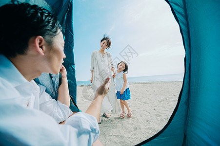 一起到海边度假的一家人图片