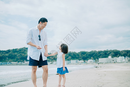 金手父女在海边玩耍背景