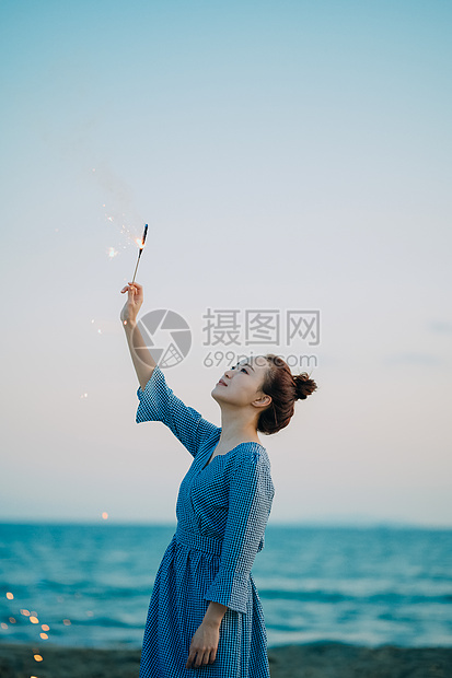 清新美女在海边图片