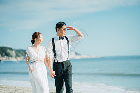 一对新人在海边拍写真婚纱图片