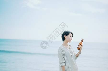 清新美女在海边图片