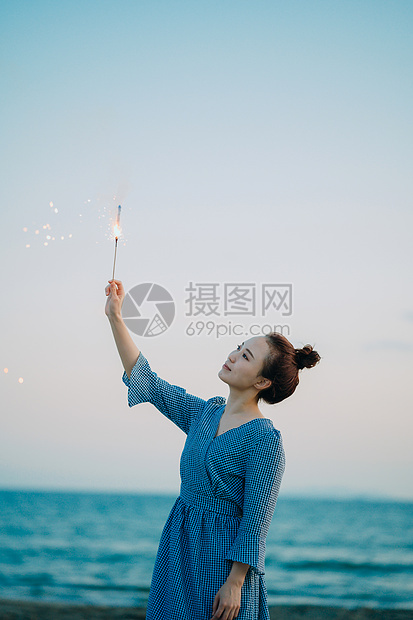 清新美女在海边图片