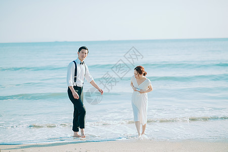赞助男人和女人亚洲海边婚礼肖像图片