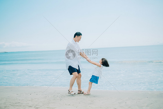 海滩上玩耍的父女俩图片