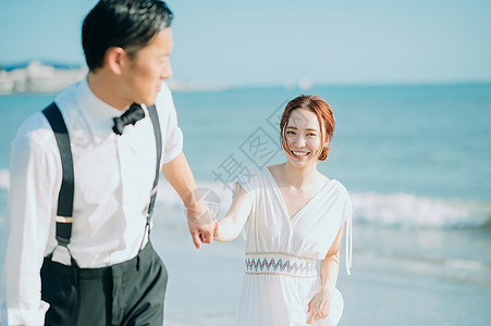 海边的新婚夫妻图片