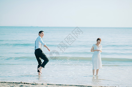 海边玩耍的新婚夫妻图片