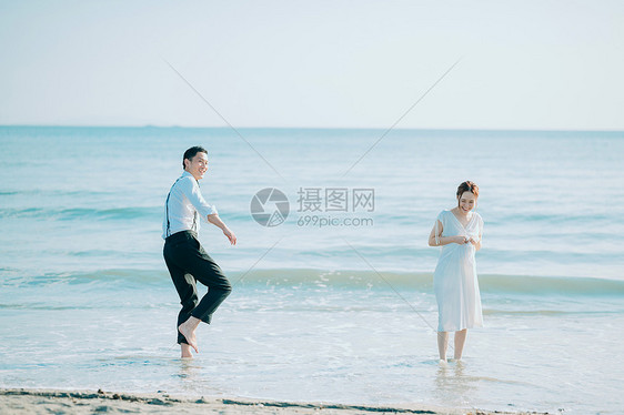 海边玩耍的新婚夫妻图片