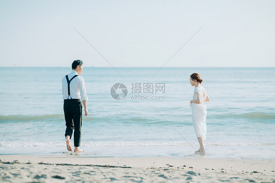 海边玩耍的新婚夫妻图片