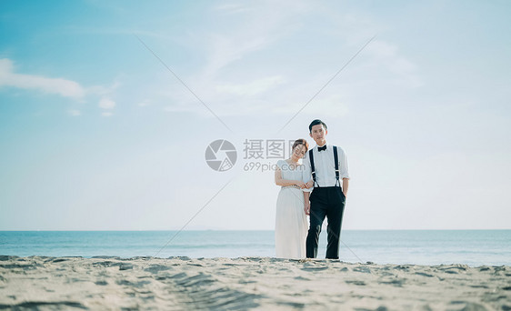 海边的新婚夫妻图片