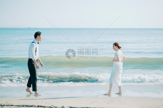 海边玩耍的新婚夫妻图片