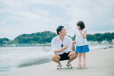 海边旅游玩耍的父女图片