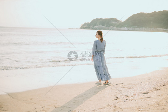 海滩上的年轻女子图片