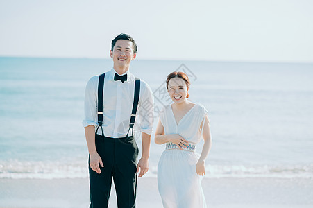 海边开心的新婚夫妻图片