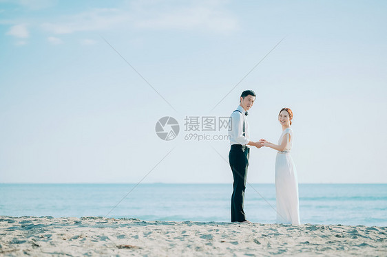 海边举行婚礼的新婚夫妻图片