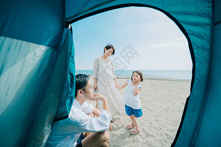 海边度假旅游的一家三口图片