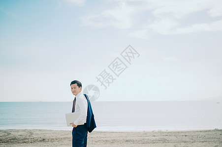 海边的商务男士图片