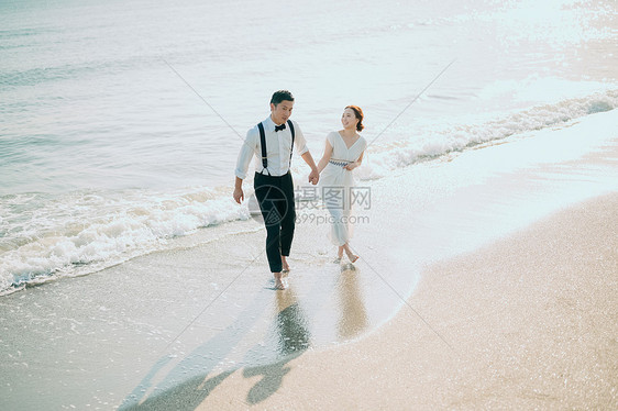 海边拍婚纱照的一对新人图片