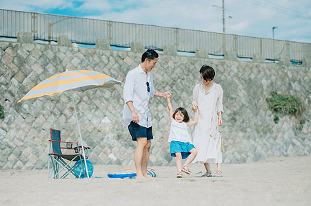 一起到海边度假的一家人图片