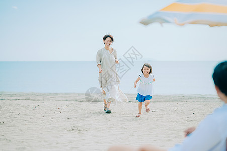 海边开心的母女图片