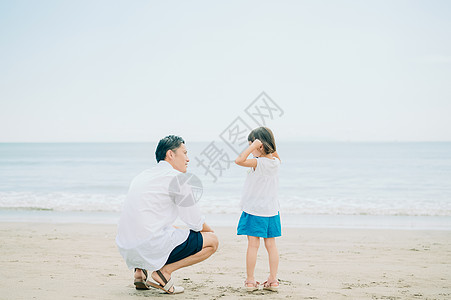 海滩上的父女背影图片