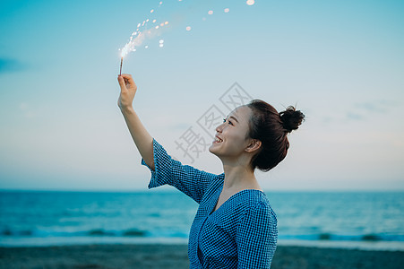 美女青年在海边放松自己图片