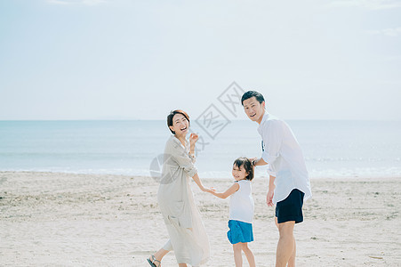 亚洲贪玩青年享受海水浴的家庭图片