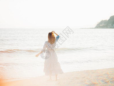 美女青年空白部分一个女人在海里图片