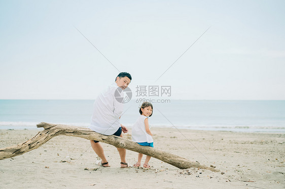 木头二十几岁远足享受海水浴的家庭图片