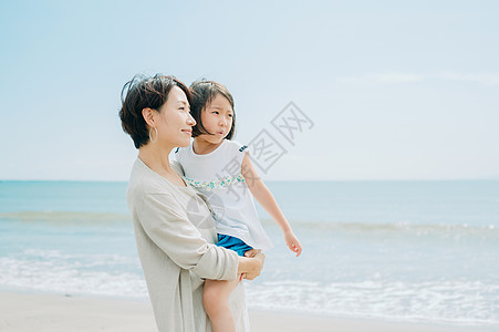 少女日本人30多岁享受海水浴的家庭图片