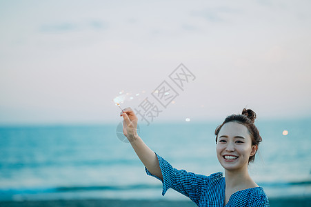 孤独的沙滩旅行者海上烟花图片