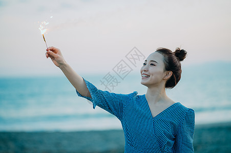 年轻美女海边旅行图片