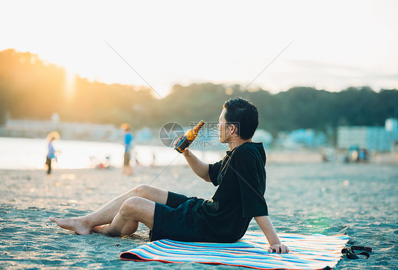 三十几岁休闲用布单饮料海中的人图片