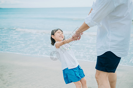 家族30多岁户外享受海水浴的家庭图片